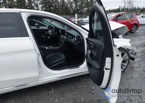 2017 Mercedes-Benz C 300 из США, поврежденный, VIN 55SWF4JB3HU196608